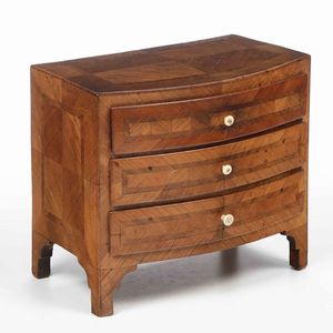 Modello di cassettone lastronato in noce con filettature in palissandro. Napoli XVIII secolo  - Asta Dimore italiane | Cambi Time - Associazione Nazionale - Case d'Asta italiane