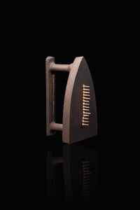 MAN RAY Philadelphia (USA) 1890 - 1976 Parigi (Francia) - Cadeau 1921/1974