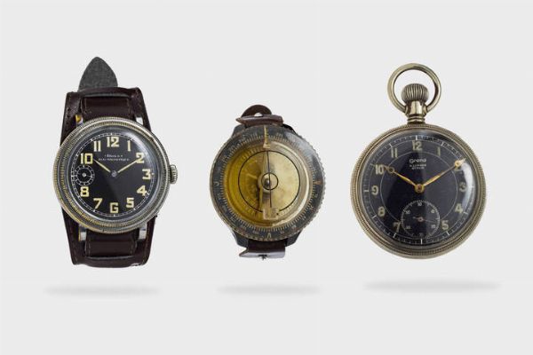 LOTTO DI TRE OGGETTI : -Doxa Mod. Military anni 40 Diam. 45 mm Cassa cromata con fondello a pressione. Quadrante nero con numeri arabi luminescenti e minuteria a binario serigrafata. Movimento a carica manuale. -Grana Mod. Military pocket watch  anni '40 Diam. 50 mm Cassa metallica con fondello a pressione. Quadrante nero con numeri arabi luminescenti e secondi continui al 6. Movimento a carica manuale. anonimo -Mod. profondimetro  anni '50 Diam. 47 mm Cassa in materiale plastico.  - Asta Asta 213 Orologi - Associazione Nazionale - Case d'Asta italiane