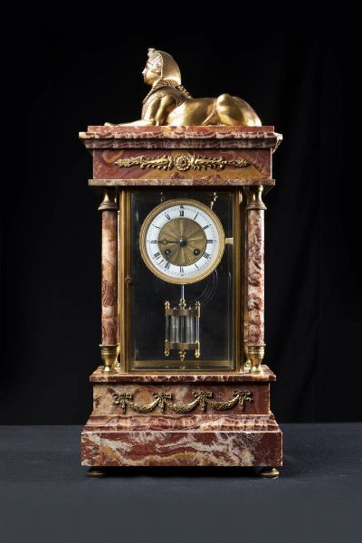 PENDOLA DA TAVOLO : H cm 55 in breccia francese; struttura a tempietto; parte superiore decorata con sfinge in bronzo dorato; quadrante in smalto con numeri romani e disco centrale in bronzo dorato. Da revisionare-non funzionante  - Asta Asta 213 Orologi - Associazione Nazionale - Case d'Asta italiane