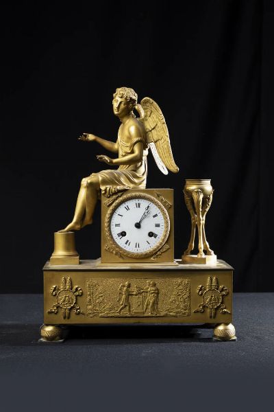 PENDOLA DA TAVOLO : H cm 37 in bronzo dorato  XIX secolo; base rettangolare poggiante su quattro piedini tondi incisi. Decoro con angelo seduto e vaso Da revisionare  - Asta Asta 213 Orologi - Associazione Nazionale - Case d'Asta italiane