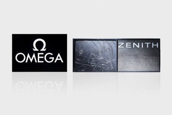 LOTTO DI DUE INSEGNE PUBBLICITARIE : una con il logo dell'Omega (difetti) una con il logo della maison Zenith  - Asta Asta 213 Orologi - Associazione Nazionale - Case d'Asta italiane