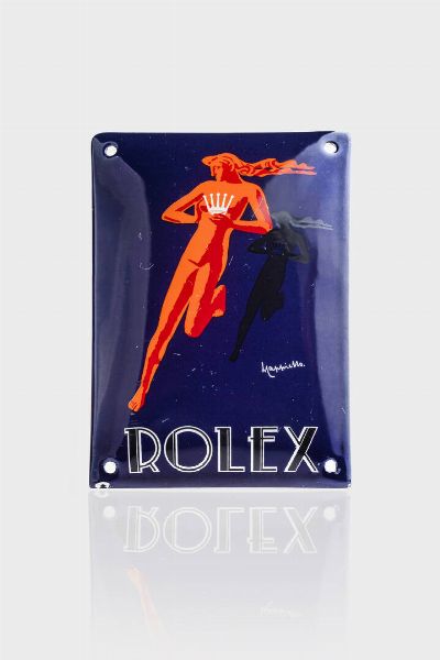 FORMELLA PUBBLICITARIA : 14 5x10 cm per la maison Rolex  in metallo smaltato raffigurante una donna in rosso recante in mano la corona del marchio.  - Asta Asta 213 Orologi - Associazione Nazionale - Case d'Asta italiane