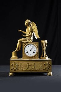 PENDOLA DA TAVOLO - H cm 37 in bronzo dorato  XIX secolo; base rettangolare poggiante su quattro piedini tondi incisi. Decoro con  [..]