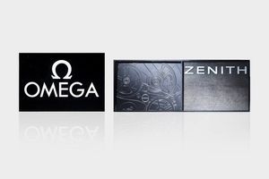 LOTTO DI DUE INSEGNE PUBBLICITARIE - una con il logo dell'Omega (difetti) una con il logo della maison Zenith