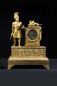 PENDOLA DA TAVOLO - H cm 51 in bronzo dorato; con base lavorata a fregio romano con scena mitologiche; parte superiore con figura  [..]