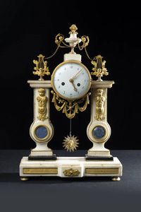 PENDOLA DA TAVOLO - H cm 50 epoca Luigi XVI  con struttura a portico in marmo; con decori e fregi in bronzo dorato. Da restaurare  [..]