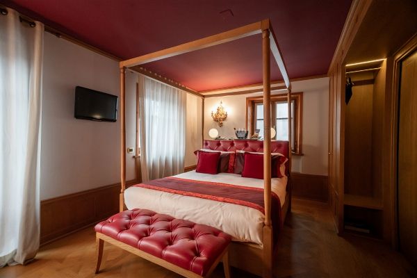 AMBRA CORTINA LUXURY & FASHION BOUTIQUE HOTEL  - Asta Asta a tempo AIRC - Associazione Nazionale - Case d'Asta italiane