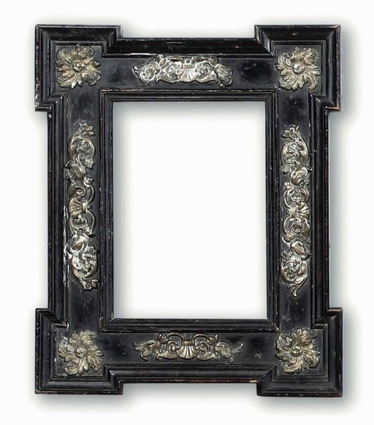 Cornice a cassetta sagomata in legno ebanizzato e metallo argentato. Italia centrale XVIII secolo  - Asta Cornici antiche - Associazione Nazionale - Case d'Asta italiane