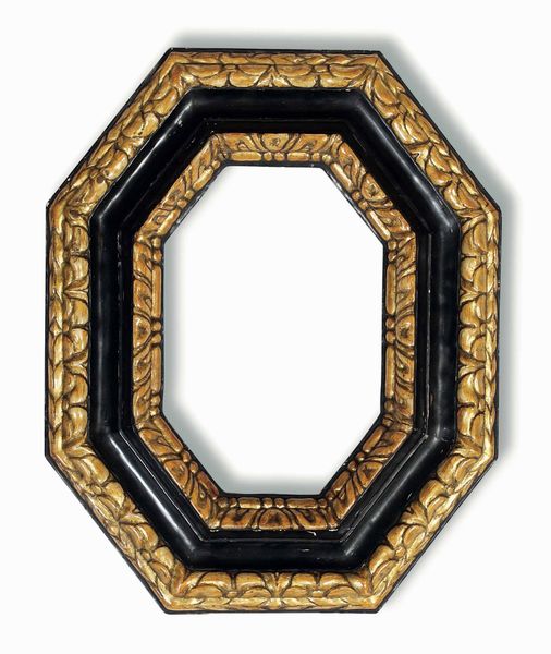 Cornice ottagonale in legno intagliato, ebanizzato e dorato. Centro Italia XVIII secolo  - Asta Cornici antiche - Associazione Nazionale - Case d'Asta italiane