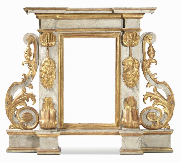 Cornice architettonica in legno intagliato, laccato a finto marmo e dorato. Italia centrale XVIII secolo  - Asta Cornici antiche - Associazione Nazionale - Case d'Asta italiane
