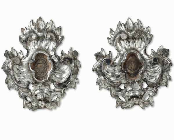 Coppia di cornici in legno intagliato e argentato, Italia centrale XVIII secolo  - Asta Cornici antiche - Associazione Nazionale - Case d'Asta italiane