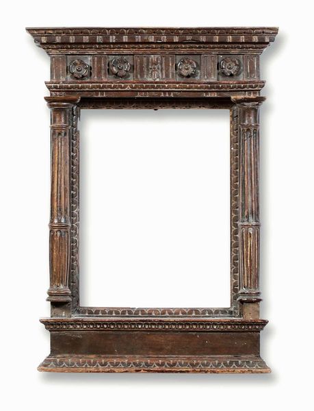 Cornice ad edicola in legno intagliato. Toscana XVI secolo  - Asta Cornici antiche - Associazione Nazionale - Case d'Asta italiane