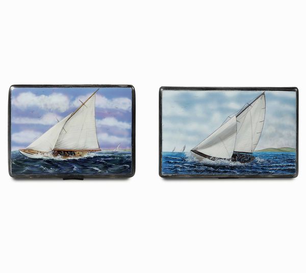 Coppia di portasigarette in argento e smalti decorate in policromia con motivo marinaro raffigurante barche a vela. Differenti manifatture inglesi del XX secolo  - Asta Dimore italiane - Associazione Nazionale - Case d'Asta italiane