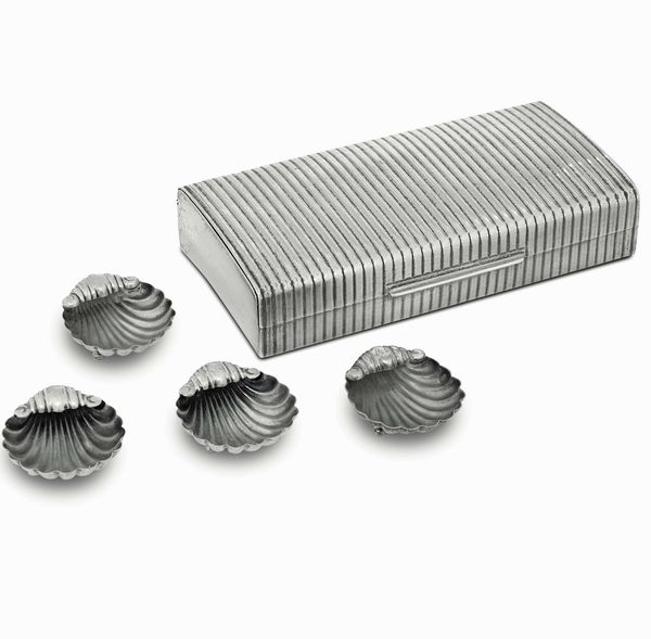 Lotto in argento composto da una scatola, un piatto e quattro salierine in forma di conchiglia. Italia XX secolo  - Asta Dimore italiane - Associazione Nazionale - Case d'Asta italiane