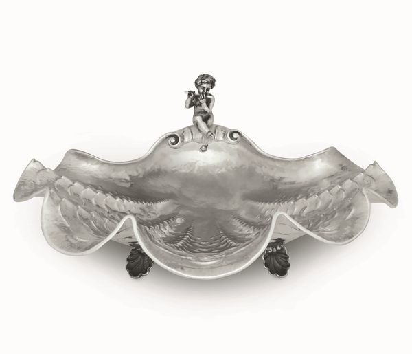 Grande ciotola in argento fuso e cesellato. Argenteria artistica italiana del XX secolo, bollo dell'argentiere consunto di difficile lettura  - Asta Dimore italiane - Associazione Nazionale - Case d'Asta italiane