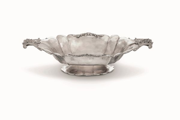 Centrotavola in argento fuso, sbalzato e cesellato. Argenteria italiana del XX secolo, bollo dell'argentiere consunto con fascio littorio in uso dal 1935 al 1945  - Asta Dimore italiane - Associazione Nazionale - Case d'Asta italiane
