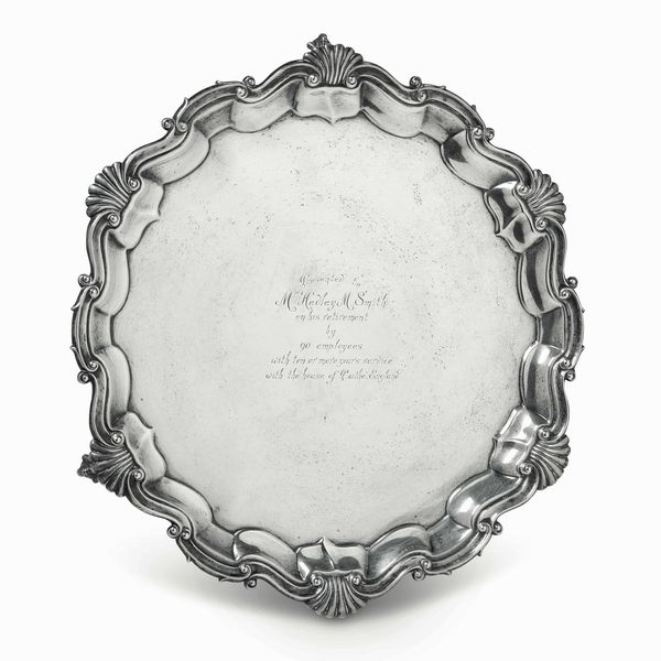 Salver in argento fuso, sbalzato e cesellato. Inghilterra, bollo della citt� di Sheffield per l'anno 1927  - Asta Dimore italiane - Associazione Nazionale - Case d'Asta italiane
