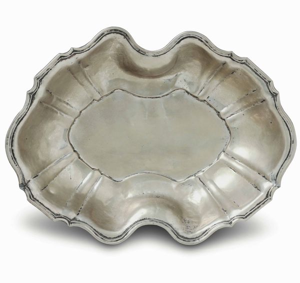 Bacile in argento fuso e sbalzato. Marchio del Console GA (non identificato), Palermo anno 1740  - Asta Dimore italiane - Associazione Nazionale - Case d'Asta italiane