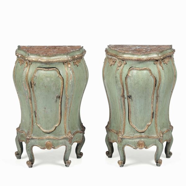 Coppia di comodini Luigi XV bombati in legno laccato. Venezia XVIII secolo  - Asta Dimore italiane - Associazione Nazionale - Case d'Asta italiane