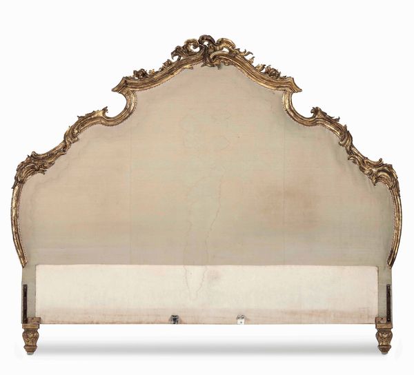 Testiera da letto sagomata con cornice in legno intagliato e dorato, stile settecentesco  - Asta Dimore italiane - Associazione Nazionale - Case d'Asta italiane