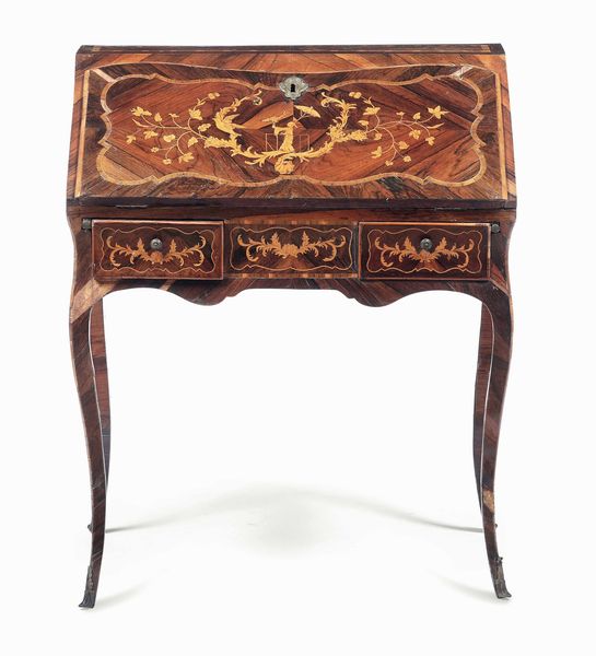 Piccolo bureau Luigi XV lastronato in palissandro e intarsiato in legno chiaro. XVIII secolo  - Asta Dimore italiane - Associazione Nazionale - Case d'Asta italiane