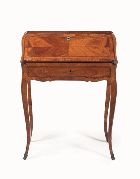 Piccolo bureau Luigi XV lastronato in bois de rose. Francia o Piemonte, XVIII secolo  - Asta Dimore italiane - Associazione Nazionale - Case d'Asta italiane