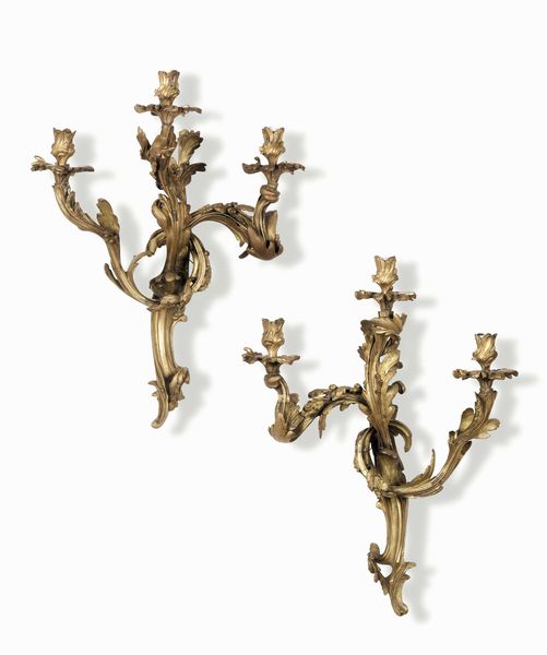 Coppia di appliques francesi a tre luci in bronzo dorato, stile Luigi XV  - Asta Dimore italiane - Associazione Nazionale - Case d'Asta italiane