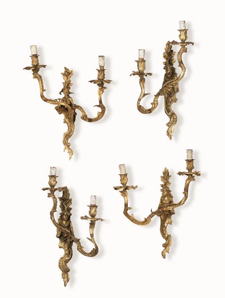 Quattro appliques a due luci in bronzo dorato con personaggi orientali, stile Luigi XV  - Asta Dimore italiane - Associazione Nazionale - Case d'Asta italiane