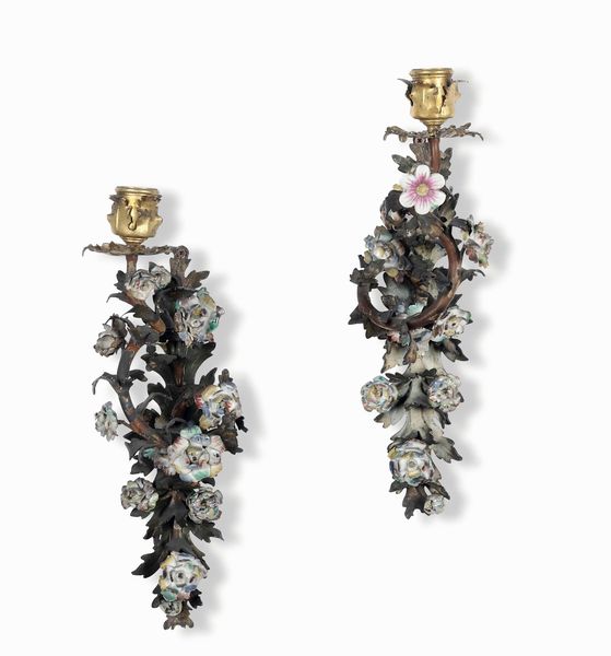 Coppia di piccole appliques in ferro con fiori in porcellana policroma  - Asta Dimore italiane - Associazione Nazionale - Case d'Asta italiane