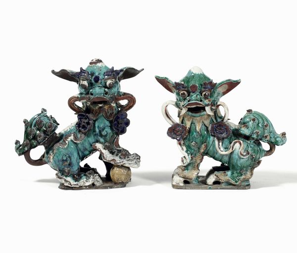 Coppia di grandi cani di Pho in grs invetriato verde, Cina, XIX secolo  - Asta Dimore italiane - Associazione Nazionale - Case d'Asta italiane