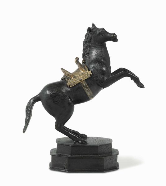 Cavallo rampante in bronzo fuso, cesellato e dorato. Fonditore francese del XVIII secolo  - Asta Dimore italiane - Associazione Nazionale - Case d'Asta italiane