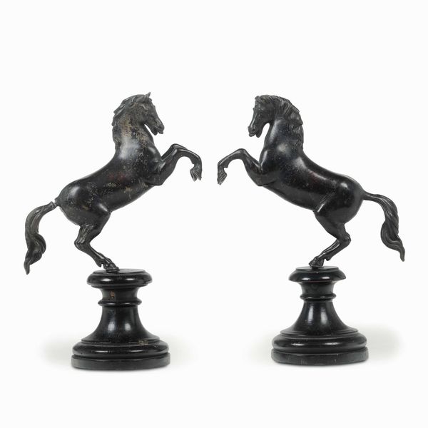 Coppia di cavalli rampanti in bronzo fuso e cesellato. Fonditore italiano del XVII-XVIII secolo  - Asta Dimore italiane - Associazione Nazionale - Case d'Asta italiane