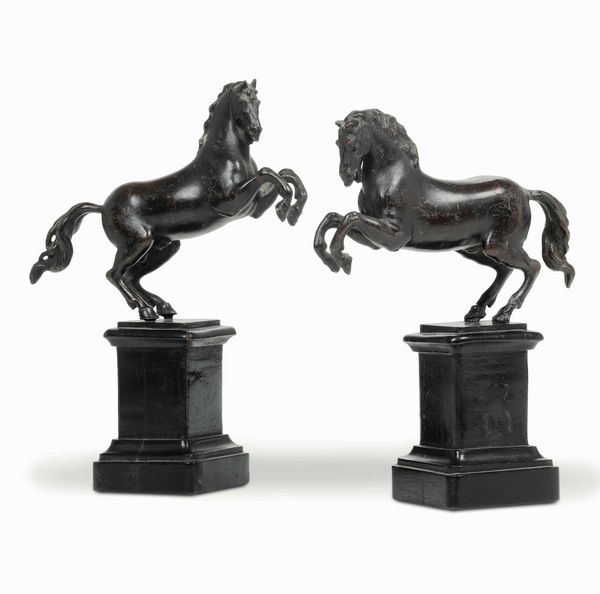 Coppia di cavalli rampanti in bronzo fuso e cesellato. Fonditore italiano del XVII-XVIII secolo  - Asta Dimore italiane - Associazione Nazionale - Case d'Asta italiane