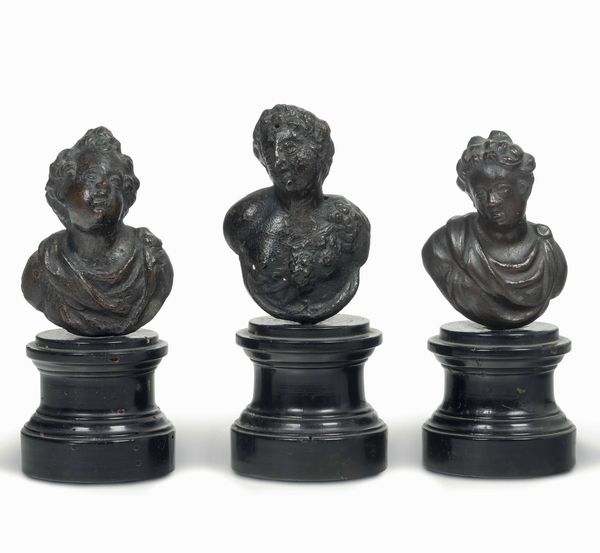 Gruppo di tre busti di fanciulli in bronzo fuso e cesellato. Fonditore italiano del XVII secolo  - Asta Dimore italiane - Associazione Nazionale - Case d'Asta italiane