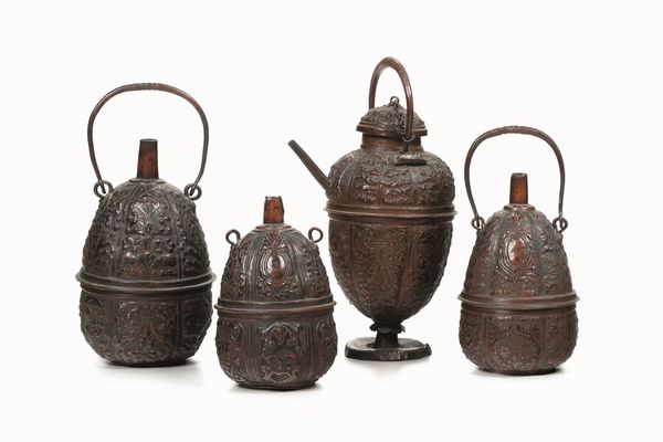 Gruppo di tre fiaschette e una brocca porta polvere in rame sbalzato e cesellato. XVII-XVIII secolo  - Asta Dimore italiane - Associazione Nazionale - Case d'Asta italiane