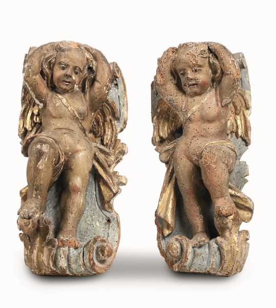 Coppia di angeli in legno intagliato, dipinto e dorato. Scultore barocco italiano del XVII-XVIII secolo  - Asta Dimore italiane - Associazione Nazionale - Case d'Asta italiane