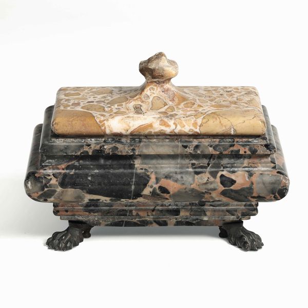 Calamaio a foggia di sarcofago in marmi colorati e piedi ferini in bronzo. XVII-XVIII secolo  - Asta Dimore italiane - Associazione Nazionale - Case d'Asta italiane