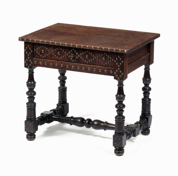 Tavolo a rocchetto in noce con borchie in ferro battuto. Italia centrale, XVII secolo  - Asta Dimore italiane - Associazione Nazionale - Case d'Asta italiane