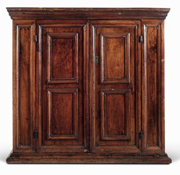 Stipo in noce a due ante pannellate. XVII-XVIII secolo  - Asta Dimore italiane - Associazione Nazionale - Case d'Asta italiane