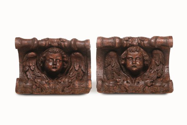 Coppia di fregi in legno scolpito con cherubini. XVII secolo  - Asta Dimore italiane - Associazione Nazionale - Case d'Asta italiane