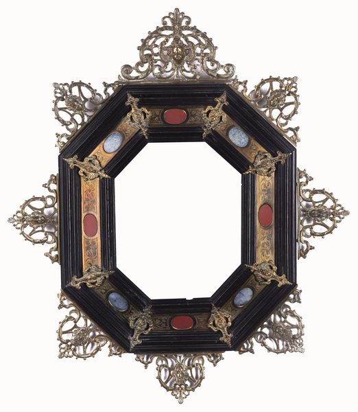 Cornice ottagonale in legno ebanizzato, bronzo dorato e applicazioni di pietre dure. Manifattura fiorentina del XIX secolo  - Asta Dimore italiane - Associazione Nazionale - Case d'Asta italiane