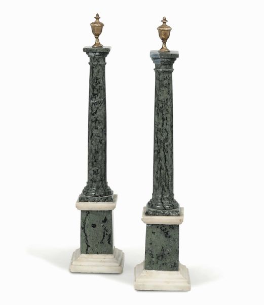 Coppia di colonne in marmo verde e bianco con pinnacoli in legno dorato. XIX secolo  - Asta Dimore italiane - Associazione Nazionale - Case d'Asta italiane