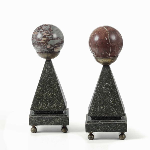 Coppia di sfere in marmo colorato montate su basi piramidali in legno dipinto a finto marmo  - Asta Dimore italiane - Associazione Nazionale - Case d'Asta italiane