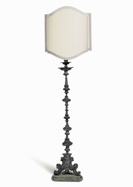 Antica torciera in metallo sbalzato  - Asta Dimore italiane - Associazione Nazionale - Case d'Asta italiane