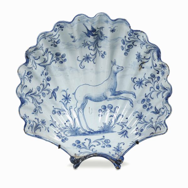 Bacinella a forma di conchiglia<BR>Pavia, XIX secolo (?)<BR>  - Asta Dimore italiane - Associazione Nazionale - Case d'Asta italiane