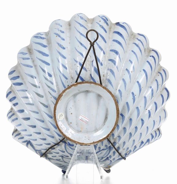 Bacinella a forma di conchiglia<BR>Pavia, XIX secolo (?)<BR>  - Asta Dimore italiane - Associazione Nazionale - Case d'Asta italiane