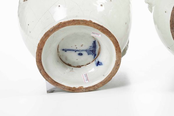 Coppia di grandi vasi e due coperchi<BR>Italia centrale (?), XX secolo<BR>  - Asta Dimore italiane - Associazione Nazionale - Case d'Asta italiane