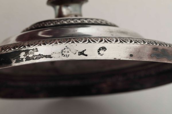 Coppia di candelieri in argento fuso e cesellato. Argenteria lombardo-veneta del XIX secolo  - Asta Dimore italiane - Associazione Nazionale - Case d'Asta italiane