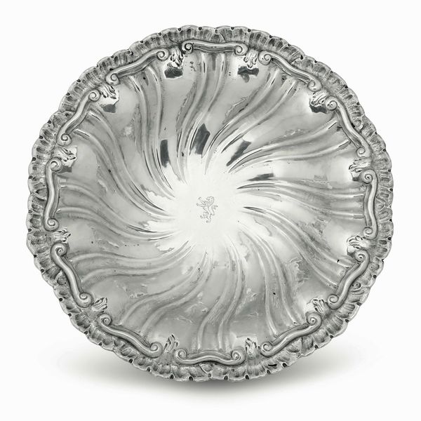 Centrotavola in argento fuso, sbalzato e cesellato. Argenteria milanese del XX secolo. Argentiere Miracoli  - Asta Dimore italiane - Associazione Nazionale - Case d'Asta italiane